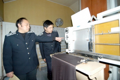 南通联合检查防止医用计量器具“带病上岗”200903044115100.jpg