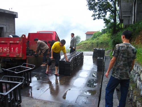 在山坡上检地秤