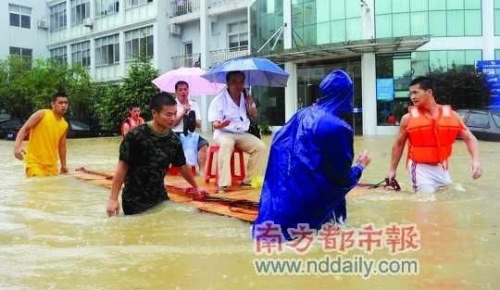帖子照片：“武汉领导出行，恢复四人大轿”