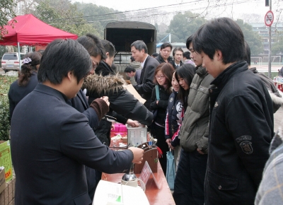 湖北省质监局走进校园免费检测眼镜2009030927451846.jpg